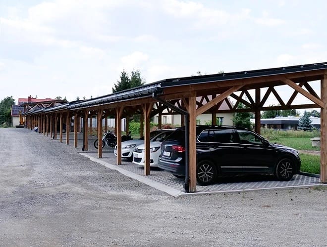 Zielony Kompleks Dwór Ostoya - parking przy hotelu w Jasionce