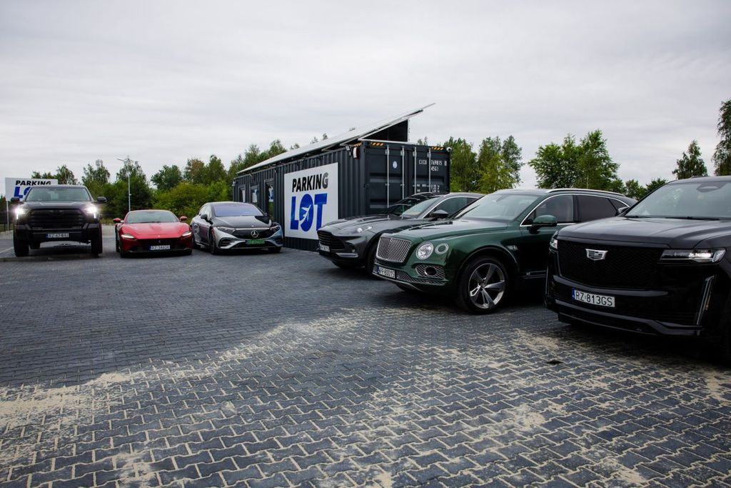 Parking LOT Jasionka - samochody na placu z kostki brukowej - lotnisko Rzeszów-Jasionka (RZE)